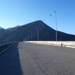 Auf dem Nurek-Staudamm