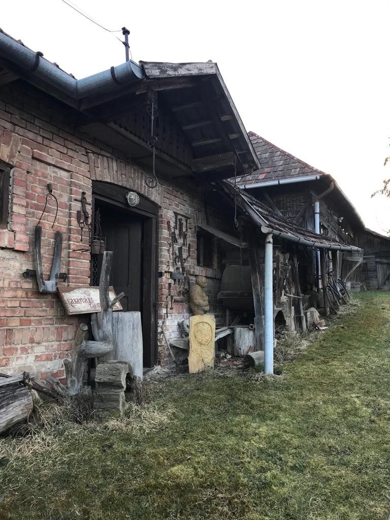 Altes Bauernhaus in Gömörszőlős mit Ausstellung alter Gerätschaften zur Feldarbeit