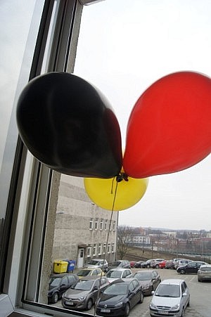 Deutschland-Luftballons, im Hintergrund die Schule