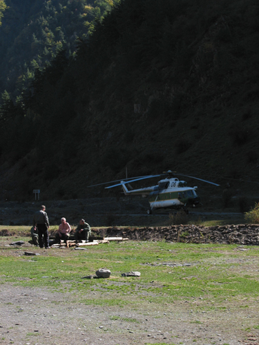 Der Hubschrauber und seine Piloten.