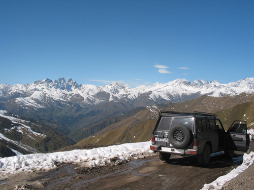 Unser Auto auf dem Pass.