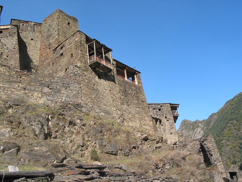 Shatili, von unten aus gesehen.