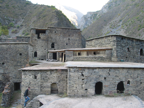 Lars klettert auf die Dächer von Shatili.