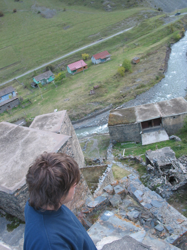 Pascal blickt auf unser Hotel (rechts im Bild).