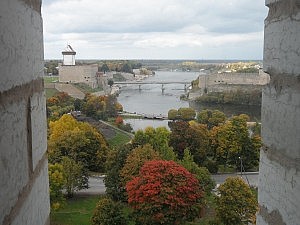 Die zwei Burgen bei Narva, links die Hermannsfeste auf der estnischen Seite, rechts die Feste Iwangorod auf der russischen.