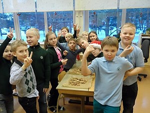 Chaotisches aber schließlich erfolgreiches Plätzchenbacken mit Anneli, Katre und Klasse 2c.