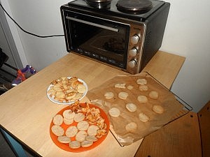 Ohne Ausstechformen, Waage oder Messbecher, aber dennoch akzeptable Plätzchen aus meinem Studentenwohnheim