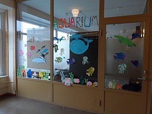 Nun ist das "Aquarium" (deutsche Bibliothek, Kopierraum und Raum der Freiwilligen zugleich) seinem Namen gerecht: dank kreativer Arbeit der Klasse 4a