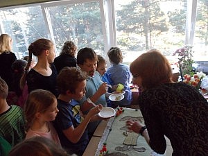 Aftershowparty mit Hans-Hase-Kuchen nach gelungenem Auftritt