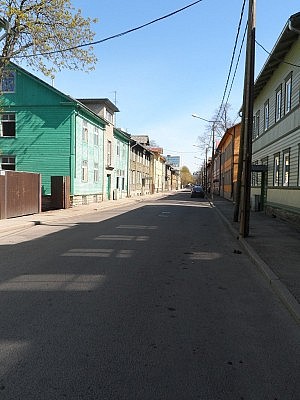 Mein Fahrrad-Schulweg: Tallinn beinhaltet so ziemlich alles an Häuserstilen/-stils (?): die schnuckelige Altstadt, riesige sowjetische Plattenbauten, moderne Bürogebäude, halb verfallene Fabrikhallen und diese wunderschönen alten Holzhäuser.