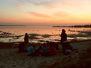 Ewig lange Tage: das für mich allerschönste am Sommer. Hier eine gemüütliche abendliche Werwolf-Runde mit anderen Freiwilligen am Stroomi-Strand