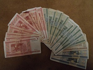 beinahe Spielgeld: dieser Haufen belarussischer Rubel reicht nicht einmal für ein Busticket (ca. 30ct)