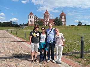 der Rest der Ausflugsgruppe vor der Burg vin Myr