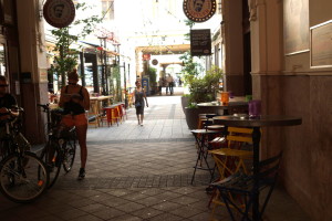 Passage mit bunten Stühlen und Cafés in Budapest