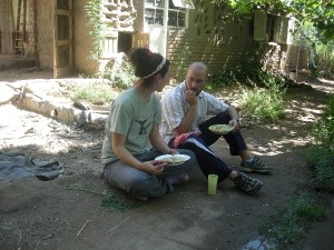 Griselda und Andrés vor dem selbstgebauten Haus