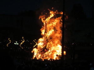 Demera_engulfed_in_flame_Meskel_2013