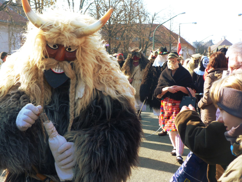 Busó, hier in typischer Haltung mit einer Flasche pálinka in der Hand