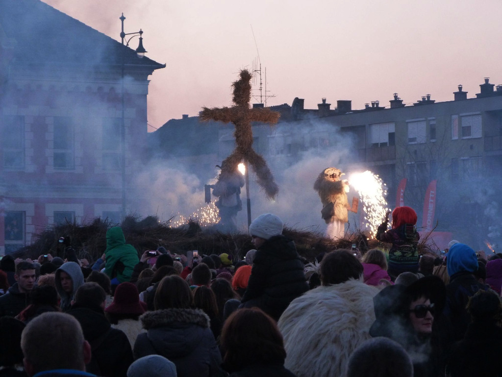 Das Feuer wird entzündet
