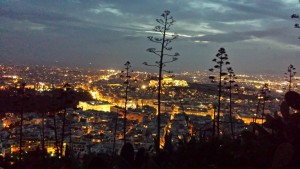 Und der erste Tag ging schnell vorbei. Der leuchtende Haufen in der Mitte ist übrigens die Akropolis