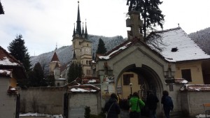 Kirche, im Hintergrund Schneeeeee