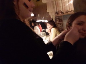 hochkonzentriert. Ich darf mal wieder mein künstlerisches Talent unter Beweis stellen