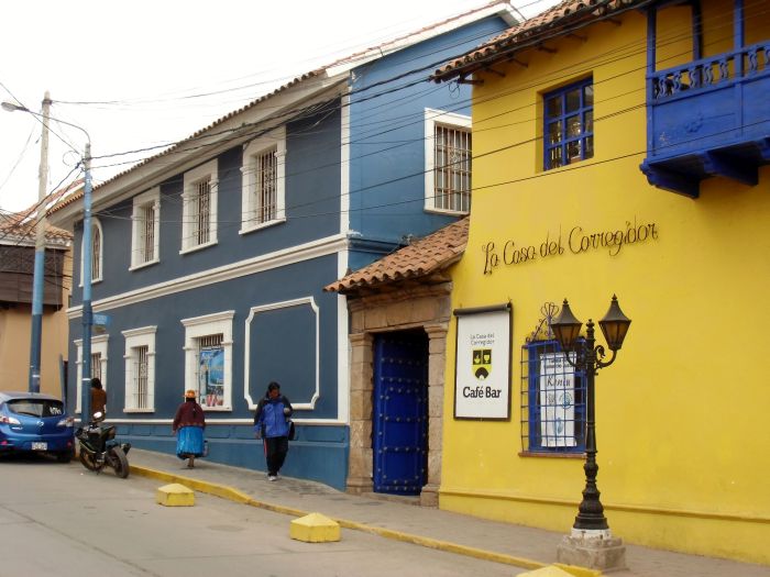 Im blauen Haus links, nahe der Plaza, befindet sich das Mumienmuseum von Puno.