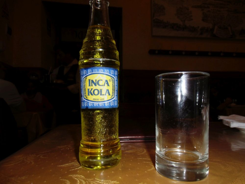 Dieses Glas Inka Kola steht zwar nicht in Arequipa, sondern in einem Restaurant gegenüber den Präsidentenpalast von Lima. Dafür...