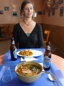 Unser Mittagessen: Ich hatte Suppe mit Ramen (also Nudeln) und Hühnchen, Sophie hatte ein Gericht mit Tofu. Zu trinken gabs "Tiger", ein südkoreanisches Bier. Schmeckt eigentlich nicht schlecht. Hierzu sollte man vielleicht noch hinzufügen, dass wir beide Feierabend hatten :) 