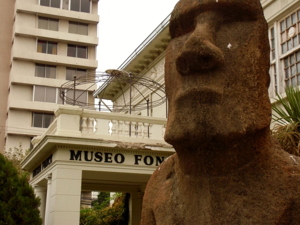 Ein echter Moai, angeblich "Geschenk" der Rapa Nui, steht vor dem Museo Fock in Viña del Mar