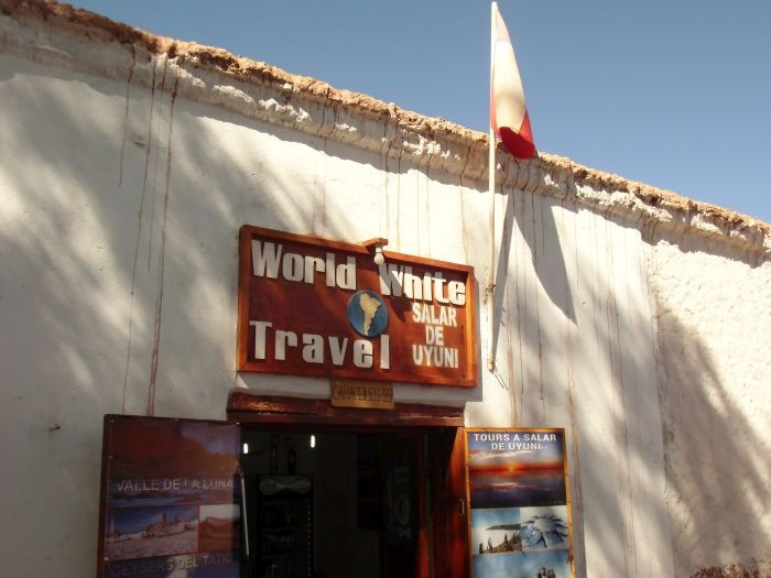 Ein arger Fauxpas: die Überschrift "World White Travel" zielt natürlich auf den weißen Salzsee Salar de Uyuni ab, angesichts der Tatsache, dass fast alle Touristen weiß sind, gewinnt sie aber eine ganz besondere Bedeutung.