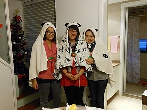 Drei Geburtstagskinder, ein typisches chinesisches Geschenk sind die Umhänge wohl nicht, aber ich habe mich sehr gefreut und liege mit dem Panda-Outfit wie Cro ja voll im Trend