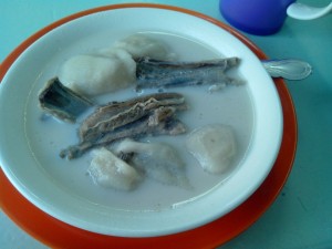 Banschtai Tsai mit Mach , zu deutsch: Milchteesuppe mit gefüllten Teigtaschen und Fleisch