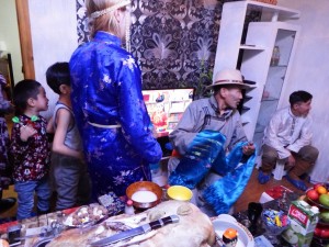 Der Khadag (blaue Gebetsschal) wird übergeben