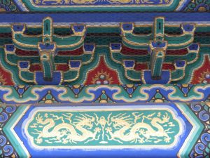 Bunt und aufwändig bemalte Balken