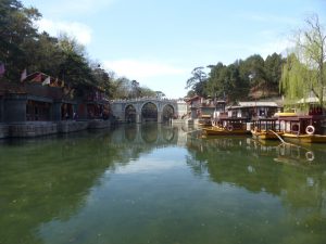 Nachgebaute Stadt am Wasser