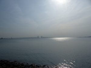 Die Brücke vom Festland aus