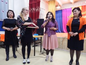 Mit der Schuldirektorin und Schulmanagerin