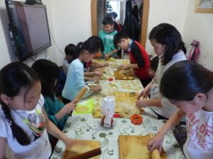 Fleißig am Teig ausrollen