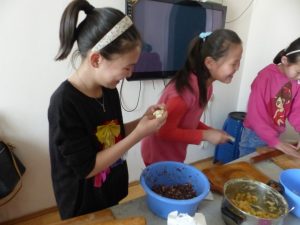 Buuz machen mit Schülern der Klasse 5