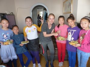 Buuz machen mit Schülern der Klasse 5