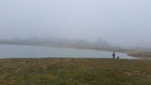 Ein einsamer Angler am Cerkniško jezero, dem größten Sickersee der Welt.