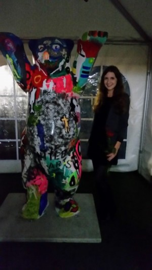 Vor der Residenz der Botschafterin, Berliner Buddy Bär, original bemalt von der deutsch-slowenischen Art Embassy 2015.