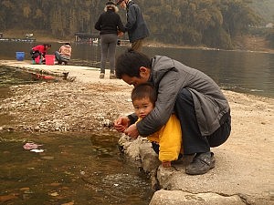Waschgang am Ufer des Li Rivers