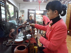 Teezeremonie im Orchideen-Garten