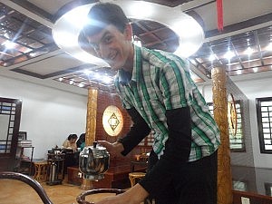 Regel Nr. 1: Die Zeremonie-Teilnehmer nie mit diesem Gesichtsaudruck bedienen!