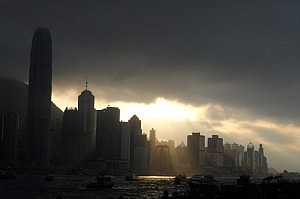 Epischer Sonnenuntergang hinter der Skyline