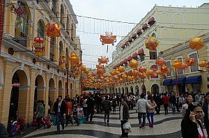 Lampions und Säulenbauten