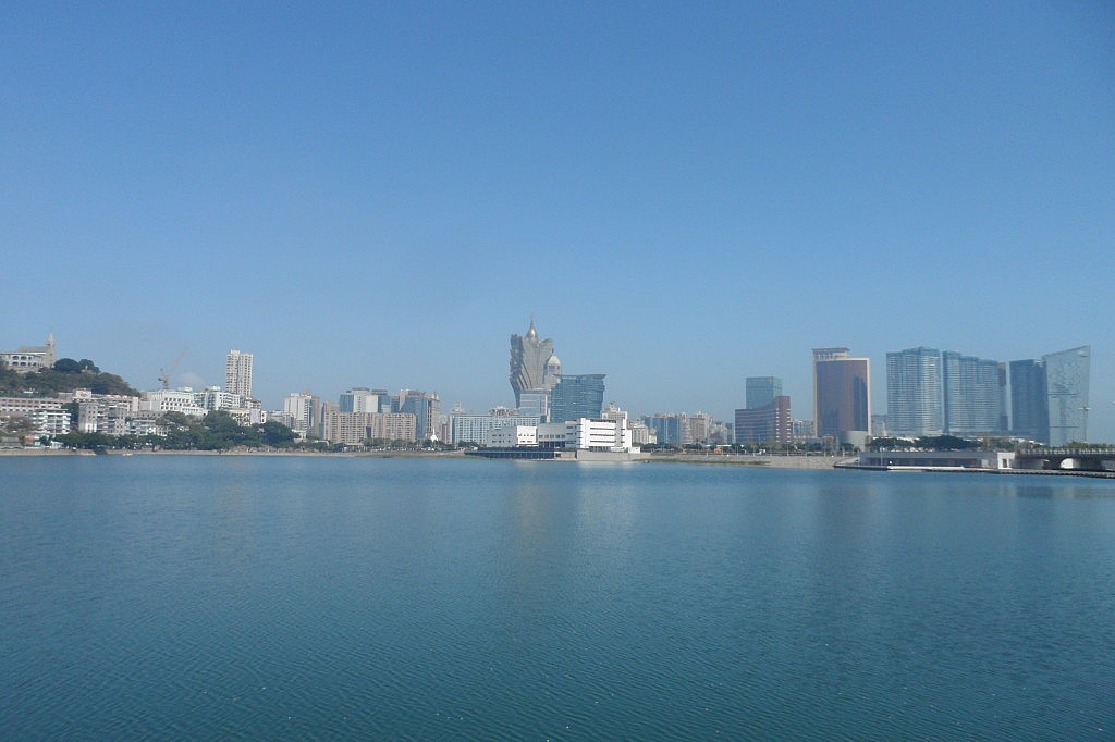 Macau - links die Kirche, rechts die Versuchung des Glücksspiels