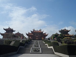 Der Weg hinauf zum beeindruckenden A-Ma-Tempel