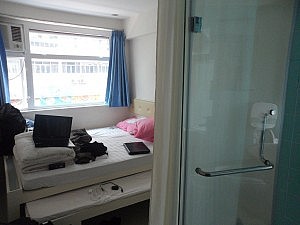 Unser wunderschönes Hostelzimmer - immerhin musste man sich beim Duschen nicht auf die Klobrille stellen